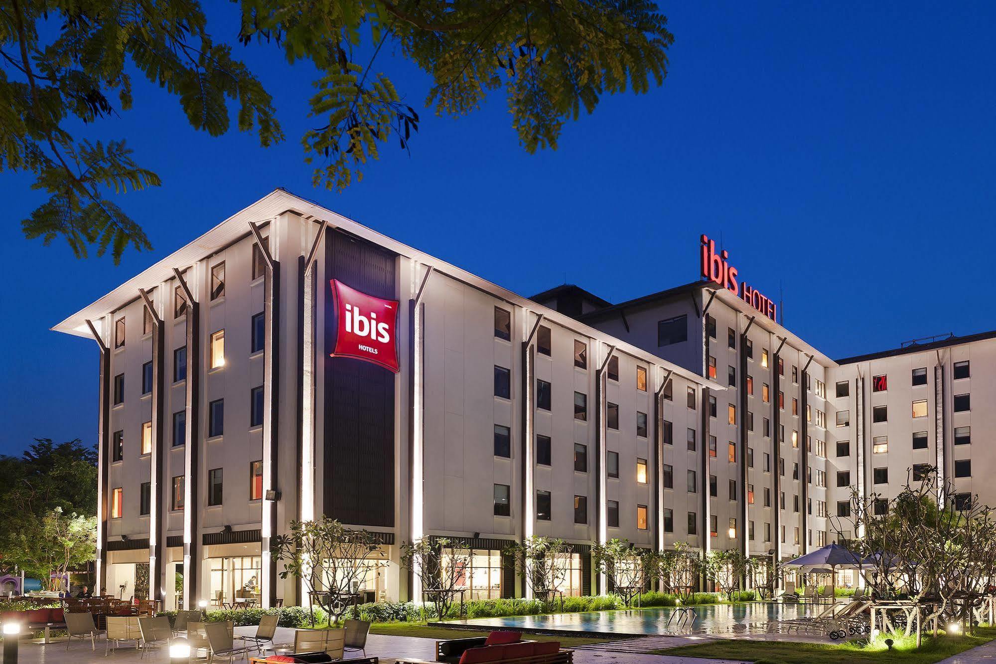 Ibis Bangkok Riverside Екстер'єр фото